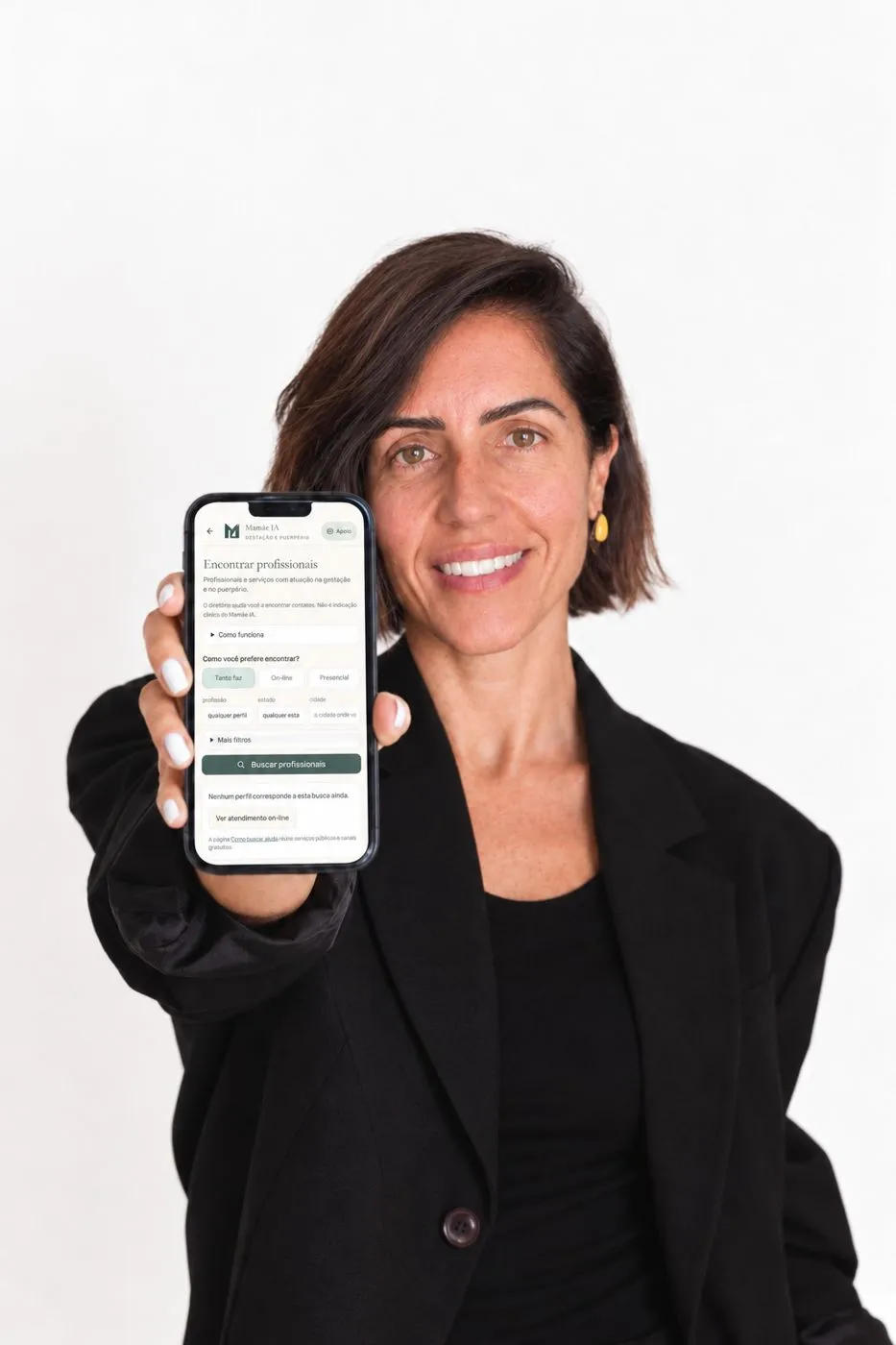 Valéria Regina Silveira segurando o celular com o aplicativo Mamãe IA aberto